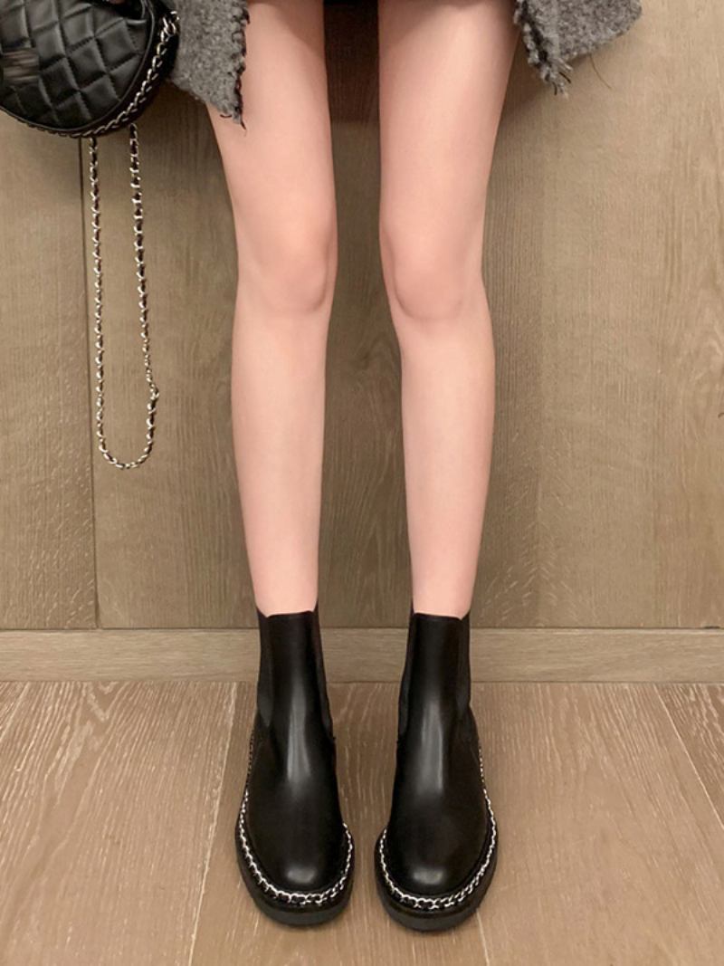 Botas Chelsea Femininas Pretas Com Bico Redondo E Detalhe Corrente - Preto