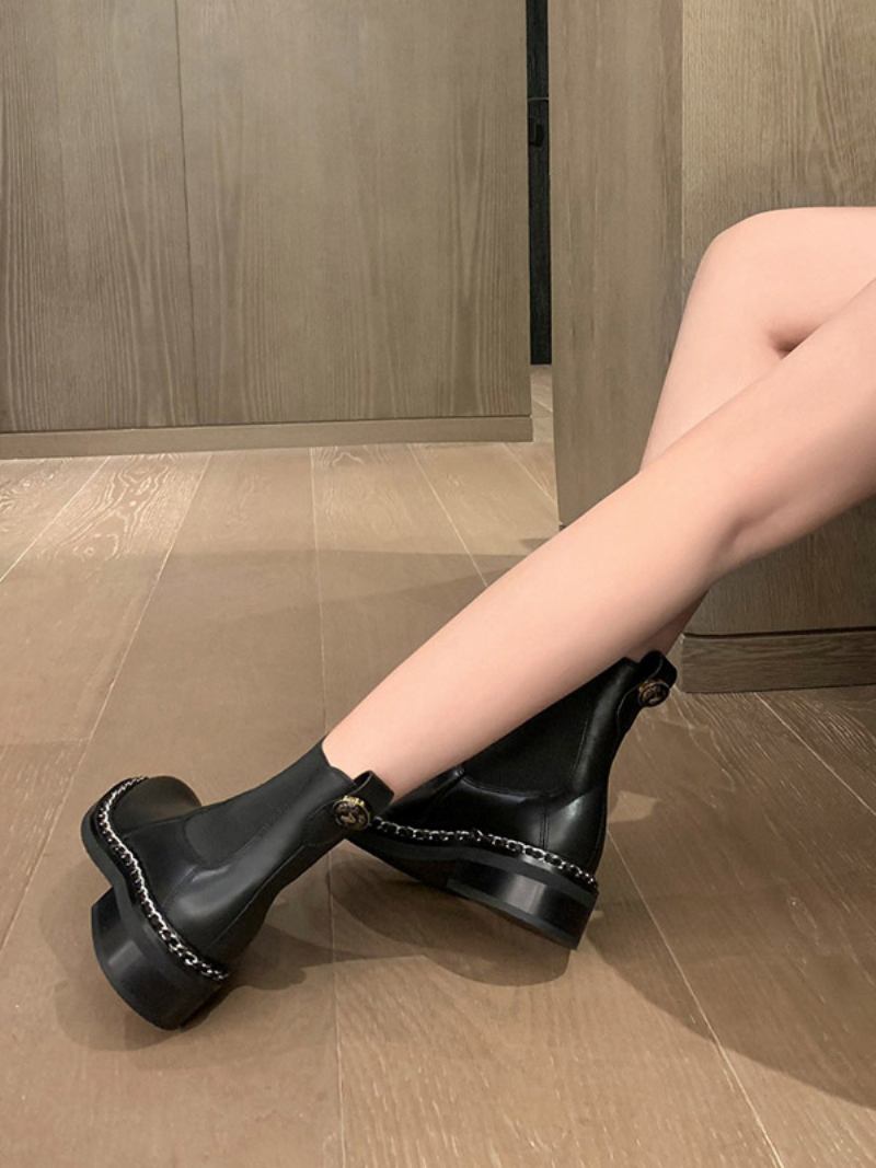 Botas Chelsea Femininas Pretas Com Bico Redondo E Detalhe Corrente - Preto