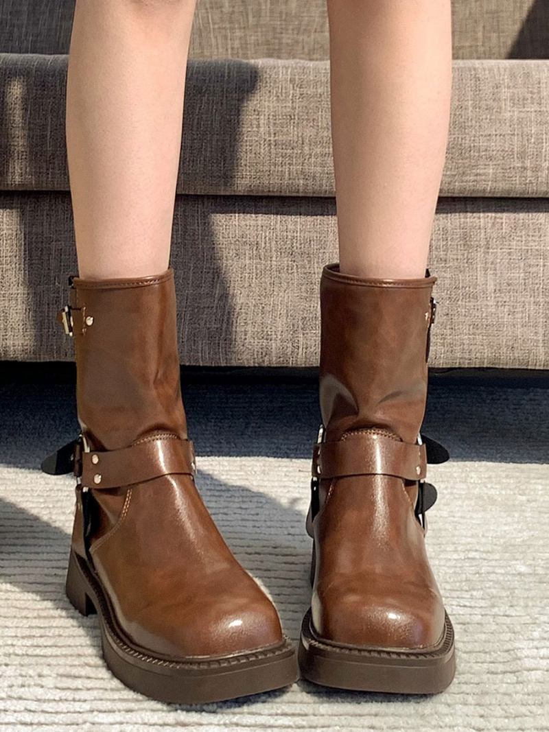 Botas Femininas Cano Curto Marrom Com Bico Redondo E Fivela Detalhes - Café Marrom