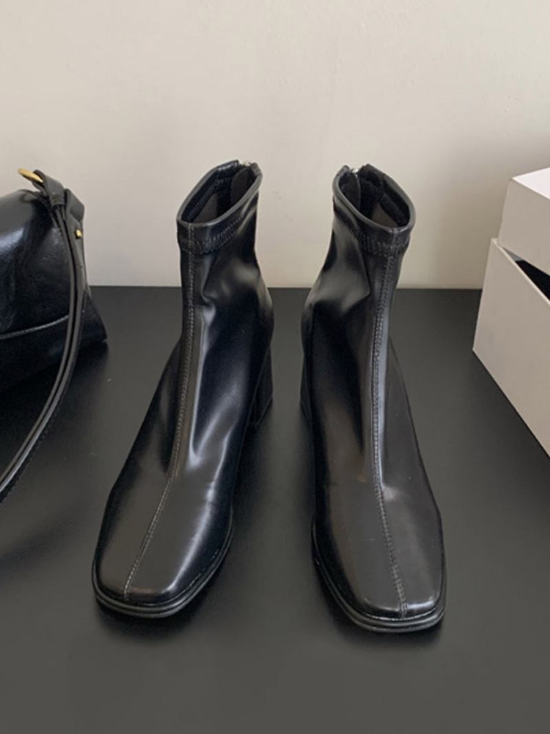 Botas Femininas Com Bico Quadrado E Salto Grosso - Preto