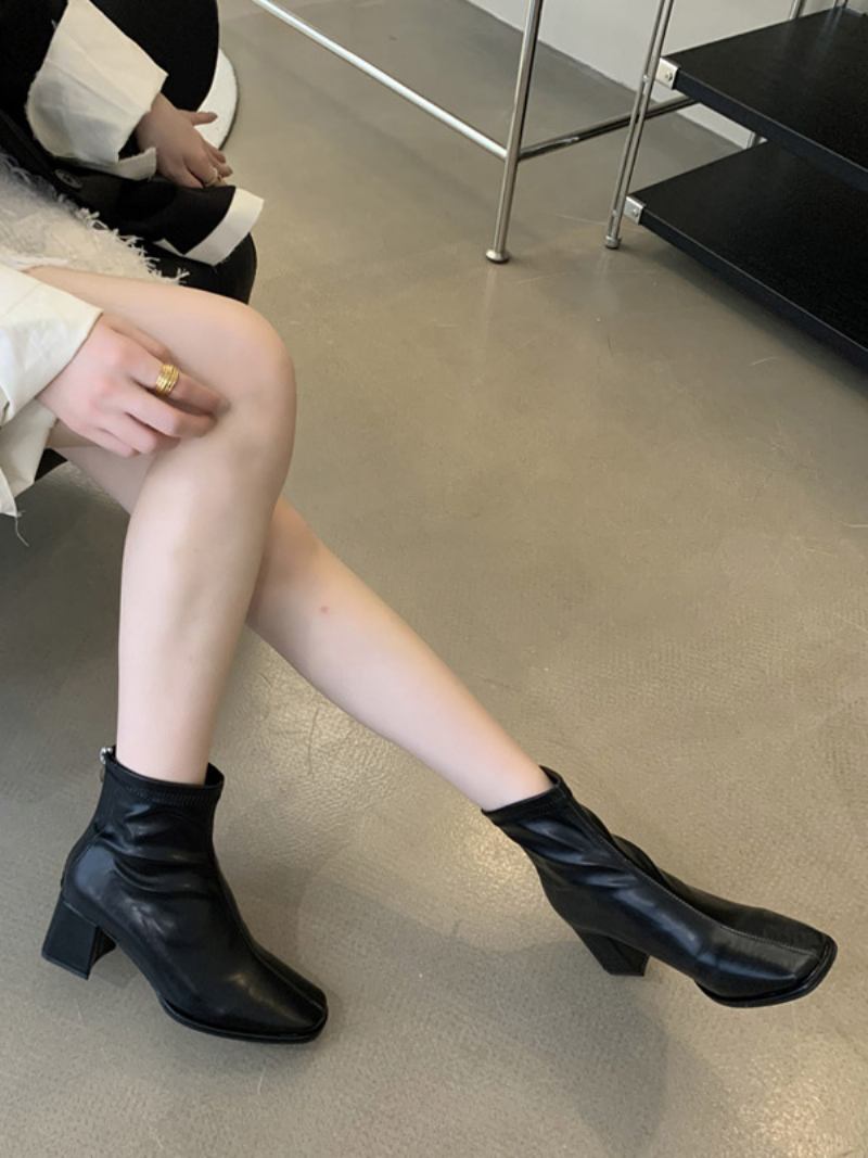 Botas Femininas Com Bico Quadrado E Salto Grosso - Preto