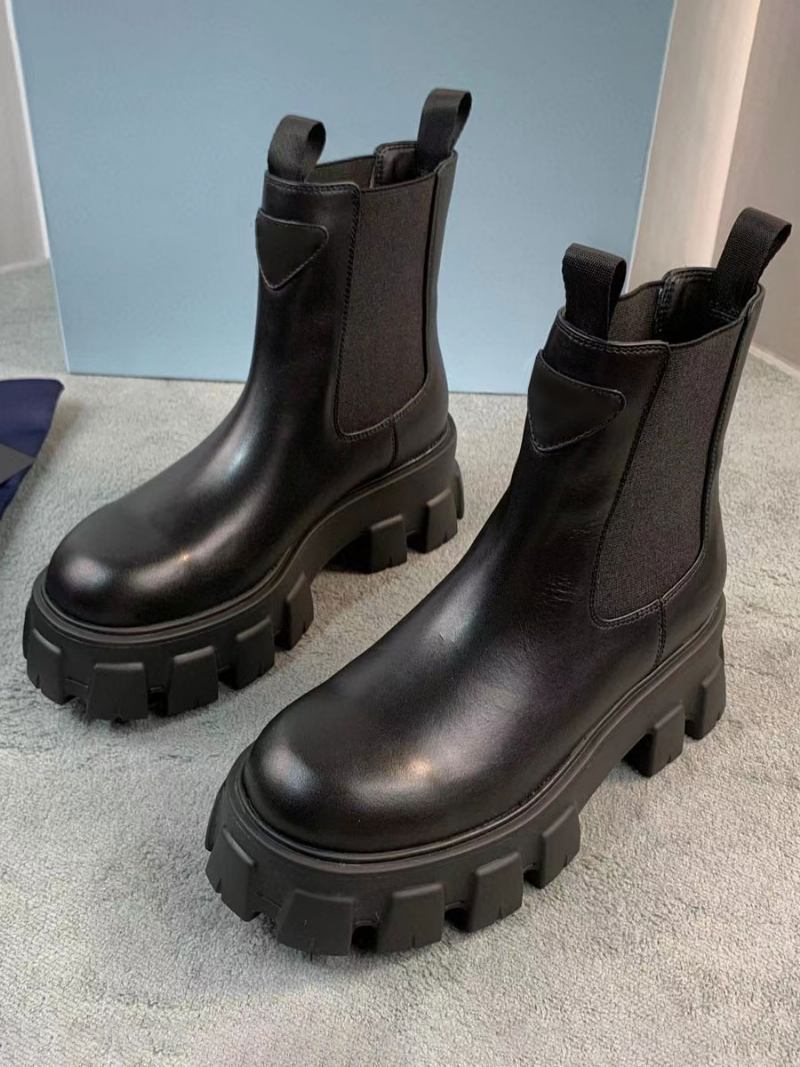 Botas Femininas Com Detalhes Metal E Bico Redondo