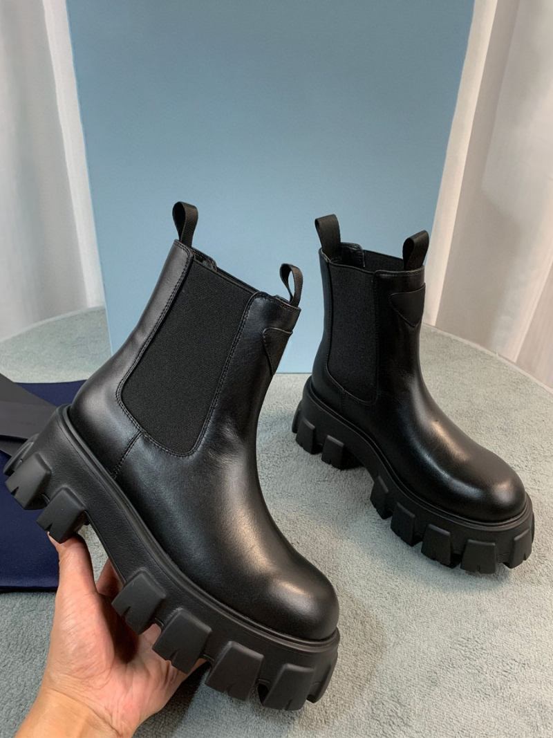 Botas Femininas Com Detalhes Metal E Bico Redondo - Preto