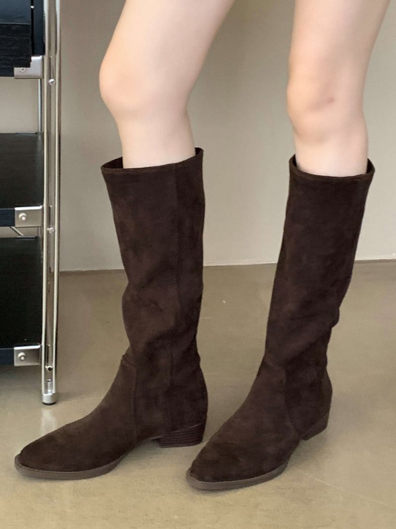 Botas Femininas Micro Camurça Com Salto Grosso E Cano Alto - Marrom Profundo 